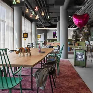 Moxy East Otel